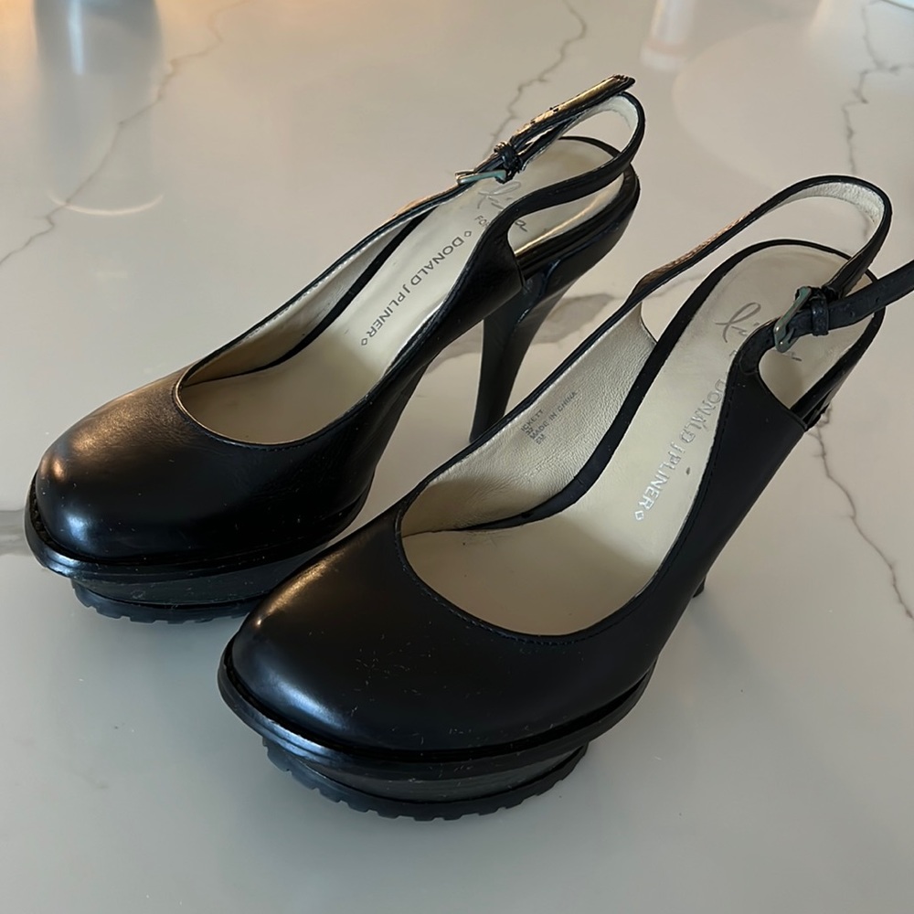 Lisa for Donald Pliner. Vintage black platform heels with green bottoms